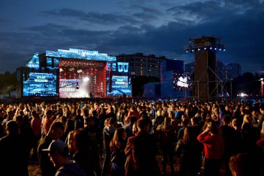 Kiev, Ukrayna - 3 Temmuz 2018: Sahne ve ulusal Expocenter Atlas hafta sonu festivali sırasında insanlar