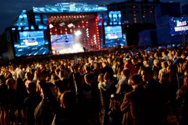 Kiev, Ukrayna - 3 Temmuz 2018: Sahne ve ulusal Expocenter Atlas hafta sonu festivali sırasında insanlar