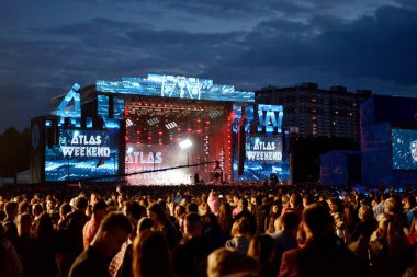 Kiev, Ukrayna - 3 Temmuz 2018: Sahne ve ulusal Expocenter Atlas hafta sonu festivali sırasında insanlar