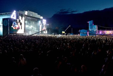 Kiev, Ukrayna - 3 Temmuz 2018: Sahne ve ulusal Expocenter Atlas hafta sonu festivali sırasında insanlar