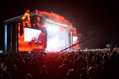 Kiev, Ukrayna - 3 Temmuz 2018: Sahne ve ulusal Expocenter Atlas hafta sonu festivali sırasında insanlar