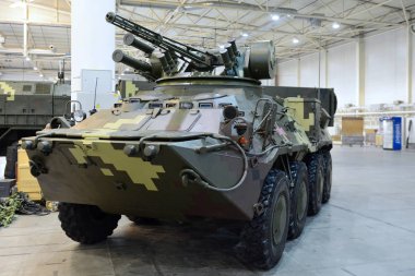 Kiev, Ukrayna - 8 Ekim 2018: Uluslararası İhtisas Fuarı silah ve güvenlik 2018 sırasında askeri teçhizat