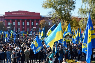 Kiev, Ukrayna - 14 Ekim 2018: Milliyetçi hareketleri mensupları merkezi Kiev Ukrayna Defender gün işaretleme bir mitingi