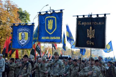 Kiev, Ukrayna - 14 Ekim 2018: Milliyetçi hareketleri mensupları merkezi Kiev Ukrayna Defender gün işaretleme bir mitingi