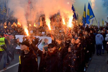 Kiev, Ukrayna - 14 Ekim 2018: İnsanlar Ukraynalı milliyetçiler ve aşırı sağcı radikal grupları da dahil olmak üzere, Kiev, Ukrayna gün Defender işaretlemek için bir geçit töreni sırasında fişekleri ışık