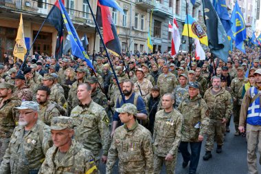 Kiev, Ukrayna - 14 Ekim 2018: Milliyetçi hareketleri mensupları merkezi Kiev Ukrayna Defender gün işaretleme bir mitingi