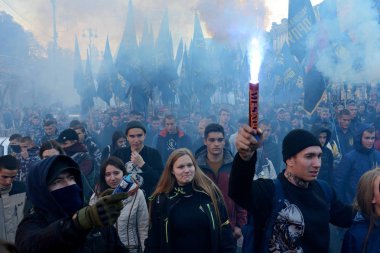 Kiev, Ukrayna - 14 Ekim 2018: İnsanlar Ukraynalı milliyetçiler ve aşırı sağcı radikal grupları da dahil olmak üzere, Kiev, Ukrayna gün Defender işaretlemek için bir geçit töreni sırasında fişekleri ışık