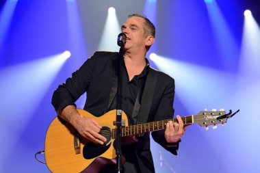 Kiev, Ukrayna - 30 Ekim 2018: Kanadalı şarkıcı Garou (Pierre Garand) bir konser Kiev