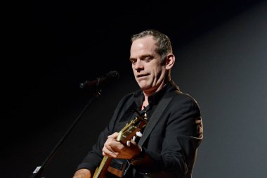 Kiev, Ukrayna - 30 Ekim 2018: Kanadalı şarkıcı Garou (Pierre Garand) bir konser Kiev