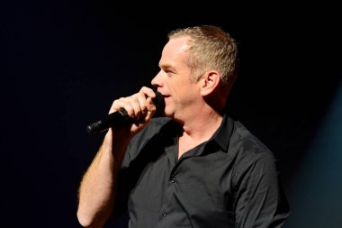 Kiev, Ukrayna - 30 Ekim 2018: Kanadalı şarkıcı Garou (Pierre Garand) bir konser Kiev