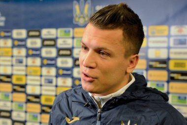 Kiev, Ukrayna - 10 Kasım 2018: Yevhen Konoplyanka açık bir egzersiz sırasında Ukrayna Millî Futbol Takımı futbolcusu