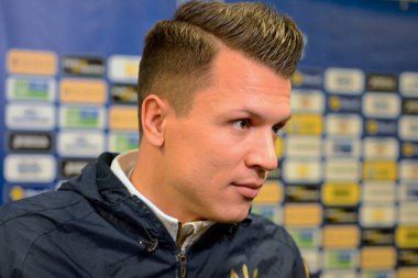 Kiev, Ukrayna - 10 Kasım 2018: Yevhen Konoplyanka açık bir egzersiz sırasında Ukrayna Millî Futbol Takımı futbolcusu