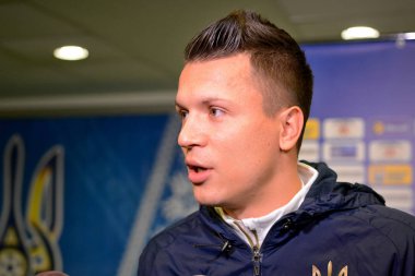 Kiev, Ukrayna - 10 Kasım 2018: Yevhen Konoplyanka açık bir egzersiz sırasında Ukrayna Millî Futbol Takımı futbolcusu
