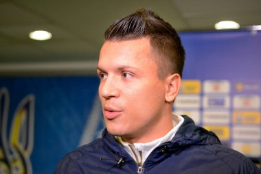 Kiev, Ukrayna - 10 Kasım 2018: Yevhen Konoplyanka açık bir egzersiz sırasında Ukrayna Millî Futbol Takımı futbolcusu