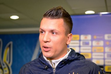 Kiev, Ukrayna - 10 Kasım 2018: Yevhen Konoplyanka açık bir egzersiz sırasında Ukrayna Millî Futbol Takımı futbolcusu