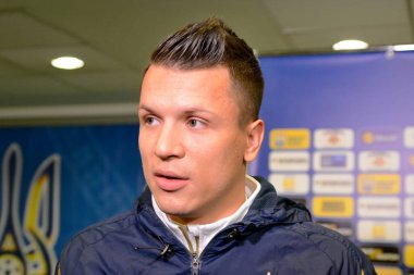 Kiev, Ukrayna - 10 Kasım 2018: Yevhen Konoplyanka açık bir egzersiz sırasında Ukrayna Millî Futbol Takımı futbolcusu