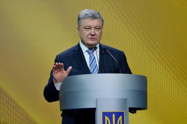 Kiev, Ukrayna - 16 Aralık 2018: Ukrayna Cumhurbaşkanı Petro Kiev onun haber toplantısında basına konuşan Poroshenko