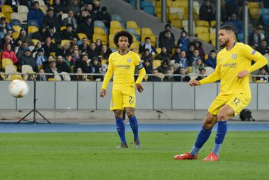 Kiev, Ukrayna - 14 Mart 2019: Ruben Loftus-Cheek (R) ve Chelsea Fc Dinamo Kiev Kiev, Ukrayna Milli Güvenlik Olimpiyskyi Stadyumu'nda karşı Şampiyonlar Ligi Oyun sırasında Willian (L). Chelsea 5-0 kazandı 