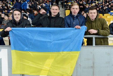 Kiev, Ukrayna - 14 Mart 2019: Hayranları Dinamo Kiev, Ukrayna Milli Güvenlik Olimpiyskyi Stadyumu'nda Fc Dinamo Kiev karşı Şampiyonlar Ligi Oyun sırasında. Chelsea 5-0 kazandı 
