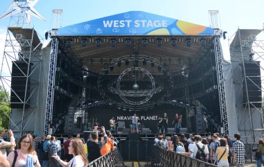Kiev, Ukrayna - 9 Temmuz 2019: Müzik Festivali Atlas Weekend 2019 sırasında Nravitsa Planet grubu