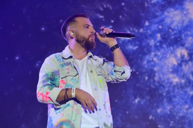 Kiev, Ukrayna - 9 Temmuz 2019: Müzik Festivali Atlas Weekend 2019'da Bez Obmezhen'in Şarkıcı Serhii Tanchinets'i 