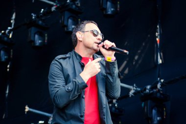 Kiev, Ukrayna - 14 Temmuz 2019: Müzik Festivali Atlas Weekend 2019 sırasında Druha Rika grubunun Valeriy Kharchyshyn solisti