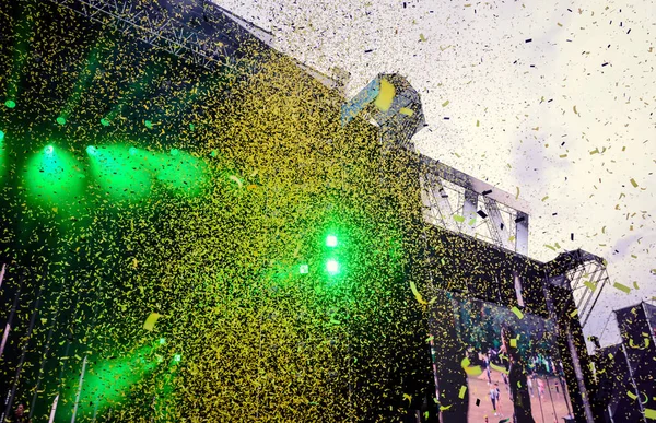 Bunte Bonbons Auf Dem Hintergrund Grüner Heller Scheinwerfer Auf Der — Stockfoto