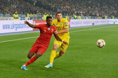 Kyiv, Ukrayna - 14 Ekim 2019: Olimpiyat stadyumunda oynanan karşılaşmada Portekizli Nelson Semedo (L) ve Vitaliy Mykolenko (R)