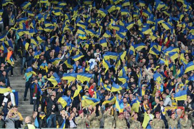 Kyiv, Ukrayna - 14 Ekim 2019: Ukraynalı taraftarlar Kyiv 'deki Nsk Olimpiyskyi stadyumunda oynanan Uefa Euro 2020 ön eleme maçı sırasında desteklerini gösterdiler