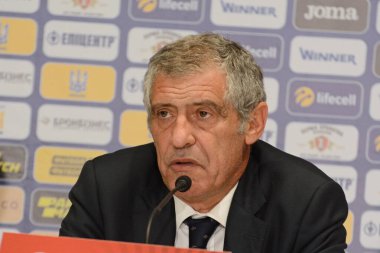 Kyiv, Ukrayna - 14 Ekim 2019: Portekiz teknik direktörü Fernando Santos Ukrayna ile Portekiz arasında oynanan maç sonrasında düzenlediği basın toplantısında 