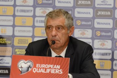Kyiv, Ukrayna - 14 Ekim 2019: Portekiz teknik direktörü Fernando Santos Ukrayna ile Portekiz arasında oynanan maç sonrasında düzenlediği basın toplantısında 