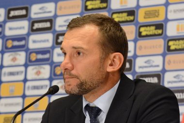 Kyiv, Ukrayna - 14 Ekim 2019: Ukrayna teknik direktörü Andriy Shevchenko Ukrayna ile Portekiz arasındaki maç sonrasında düzenlediği basın toplantısında 