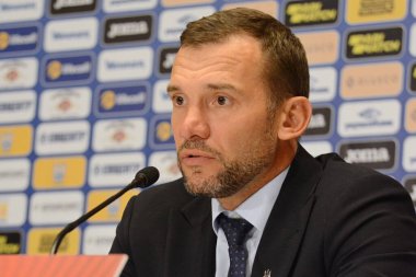 Kyiv, Ukrayna - 14 Ekim 2019: Ukrayna teknik direktörü Andriy Shevchenko Ukrayna ile Portekiz arasındaki maç sonrasında düzenlediği basın toplantısında 