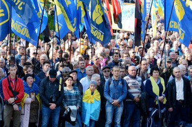 Kyiv, Ukrayna - 14 Ekim 2019: Ukrayna 'nın milliyetçi hareketlerinin eylemcileri ve destekçileri, sözde Steinmeier Formülü' nün onaylanmasına karşı düzenlenen mitinge katıldılar