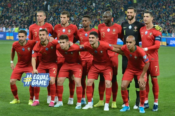 Kyiv, Ukrayna - 14 Ekim 2019: Portekizli oyuncular, Ukrayna ile Portekiz arasındaki maç öncesinde Kyiv Olimpiyat Stadyumu 'nda takım fotoğrafı için poz verdiler