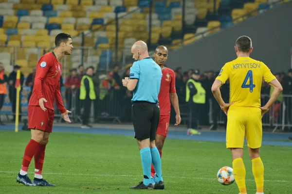 Kyjev Ukrajina Října 2019 Portugalský Cristiano Ronaldo Rozhodčí Během Fotbalového — Stock fotografie