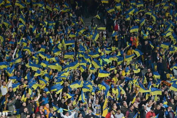 ウクライナのキエフ 10月14 2019 ウクライナのサポーターはキエフのNsk OlimpiyskyiスタジアムでUefaユーロ2020予選ゲームウクライナVポルトガル中に彼らのサポートを示しています — ストック写真