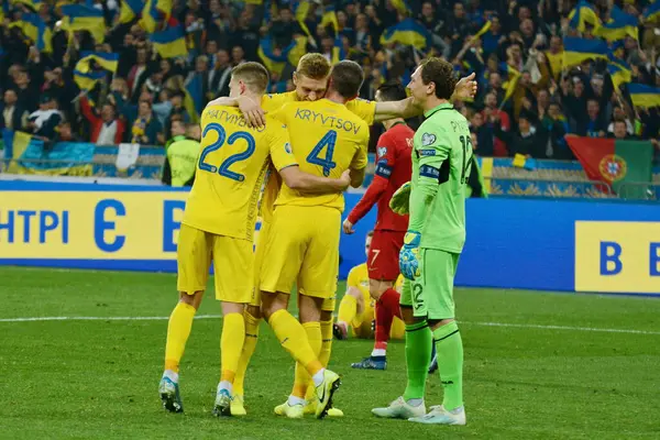 乌克兰基辅 2019年10月14日 乌克兰球员在Nsk Olimpiyskyi体育场对葡萄牙的Uefa Euro 2020资格赛中以2 1获胜后庆祝决赛资格 — 图库照片