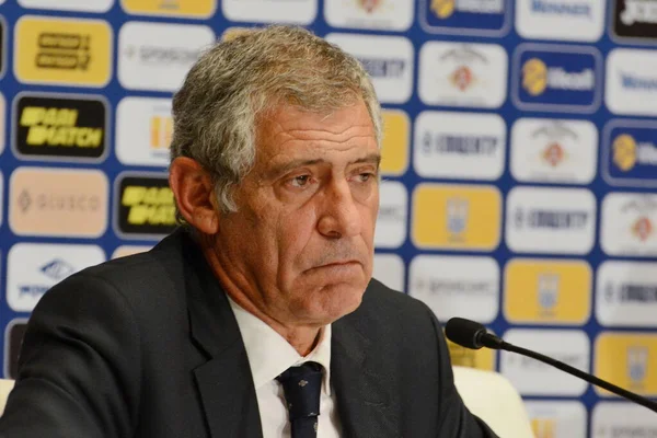 Kyiv, Ukrayna - 14 Ekim 2019: Portekiz teknik direktörü Fernando Santos Ukrayna ile Portekiz arasında oynanan maç sonrasında düzenlediği basın toplantısında 
