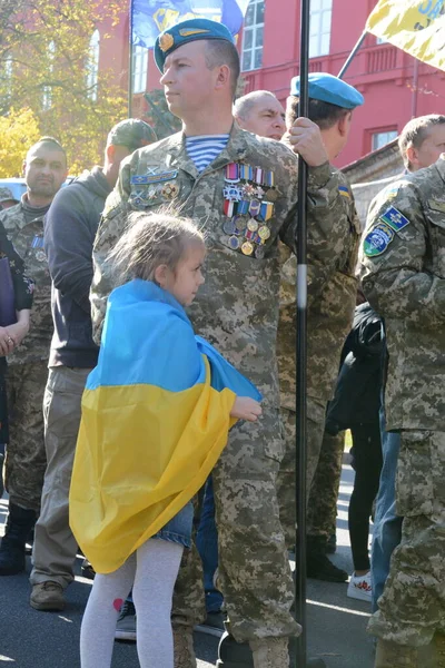 Quiiv Ucrânia Outubro 2019 Veterano Militar Ucraniano Abraça Menina Com — Fotografia de Stock