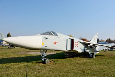 Kyiv, Ukrayna - 19 Ekim 2019: Ukrayna Havacılık Müzesi 'nde Sukhoi Su-24 uçağı 
