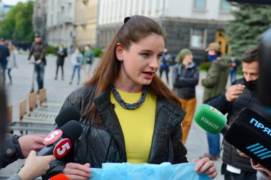 Eylemciler, Ukrayna Sağlık Bakanlığı 'nın Kiev' deki Ukrayna Cumhurbaşkanlığı Ofisi yakınlarındaki bir protesto sırasında şişirilmiş fiyatlarla satın aldığı Coronavirus COVID-19 salgını sırasında doktorlara koruyucu ekipman gösteriyorlar.