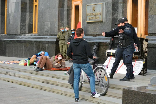 Поліція Розмовляє Велосипедистом Біля Канцелярії Президента України Під Час Протесту — стокове фото