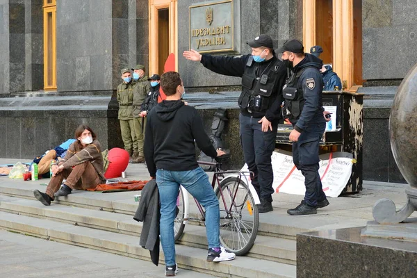 Полиция Разговаривает Велосипедистом Возле Офиса Президента Украины Время Акции Протеста — стоковое фото