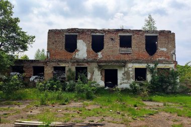 MALOPOVETSKE, UKRAINE - 31 Mayıs 2020: Donbass 'taki anti-terörist harekat bölgesine gönderilmeden önce askerleri eğitmek üzere tasarlanmış Ukrayna Silahlı Kuvvetleri' nin terk edilmiş askeri binası