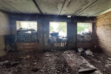 MALOPOVETSKE, UKRAINE - 31 Mayıs 2020: Donbass 'taki anti-terörist harekat bölgesine gönderilmeden önce askerleri eğitmek üzere tasarlanmış Ukrayna Silahlı Kuvvetleri' nin terk edilmiş askeri binası