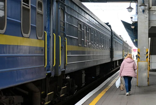 KYIV, UKRAINE - HAZİRAN 01, 2020: COVID-19 salgınıyla ilişkili karantina sırasında demiryolu trafiğinin devamı kapsamında Kiev İstasyonu 'ndaki tren yakınında bulunan yolcular