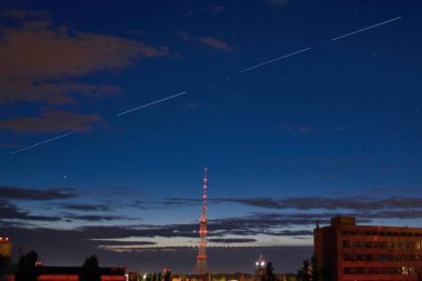 KYIV, UKRAINE - Haziran 04, 2020: StarLink uyduları Ilona Musk Kiev üzerinde gökyüzünde uçuyor