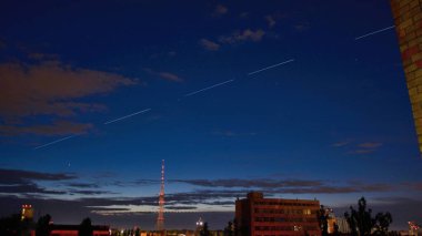 KYIV, UKRAINE - Haziran 04, 2020: StarLink uyduları Ilona Musk Kiev üzerinde gökyüzünde uçuyor