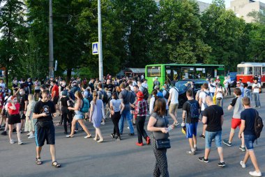 KYIV, UKRAINE - 12 Haziran 2020 - Ukrayna Ceza Kanunu 'nun 115-1. Maddesi ve 263-2. Madde (yasal gereksinimi olmayan bir bıçak silahı taşıdığından şüphelenilen aktivist Serhii Sternenko' yu destekleme eylemine katılanlar 